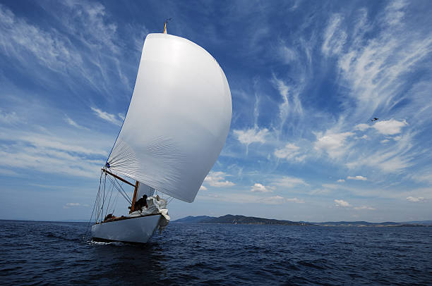 navegación con blanco spinnaker - navegación en yate fotografías e imágenes de stock