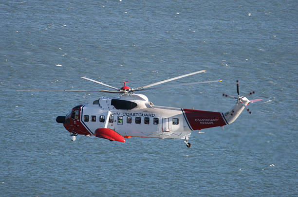 coastguard do cortador - rescue helicopter water searching imagens e fotografias de stock