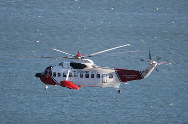 береговая охрана чоппер - rescue helicopter outdoors occupation стоковые фото и изображения