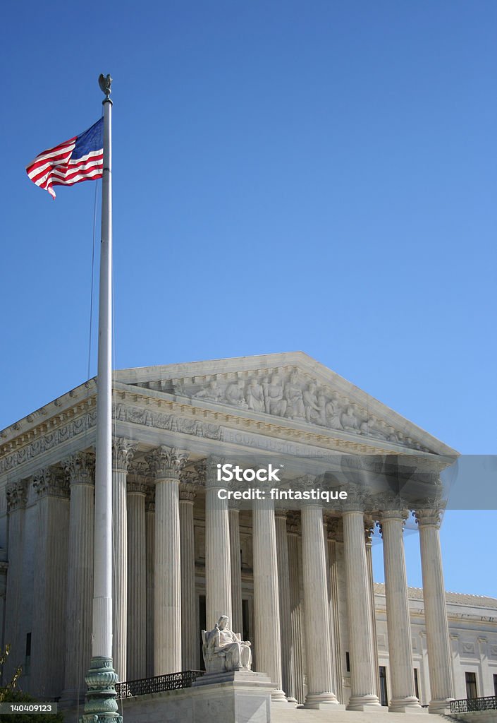 Верховный суд и американский флаг - Стоковые фото Здание Верховного суда США роялти-фри