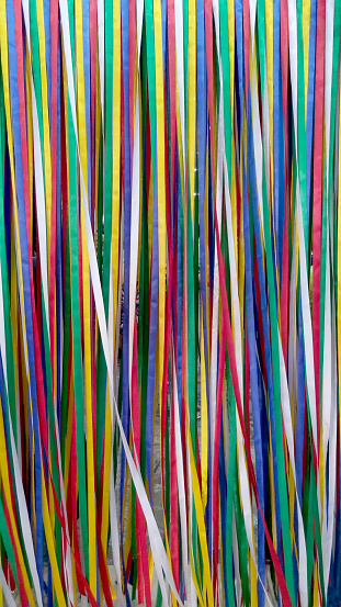 Thie multi colored curtain is made of ribbons, giving a charming touch to the festa junina.