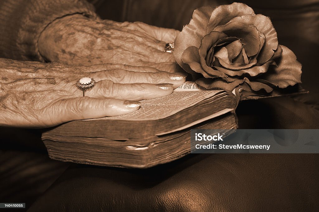 Senior mani sulla Bibbia - Foto stock royalty-free di Accessibilità