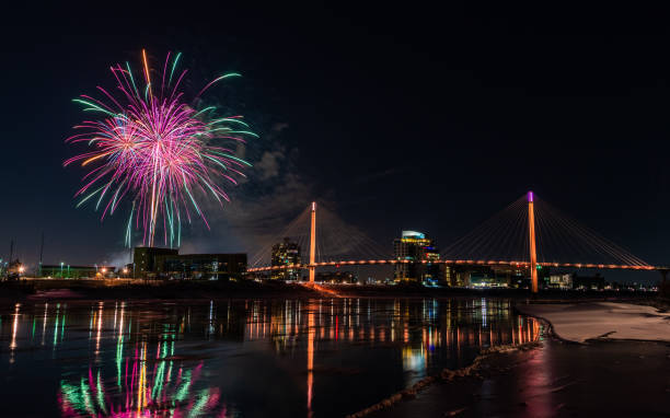 bob kerrey puente peatonal fuegos artificiales de año nuevo 11 - puente peatonal fotografías e imágenes de stock