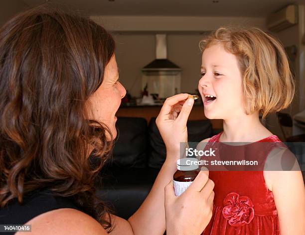 Childrens Integratori - Fotografie stock e altre immagini di Bambino - Bambino, Adulto, Allegro