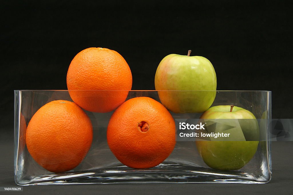 Maçãs e laranjas sobre preto - Royalty-free 5 por Dia Foto de stock