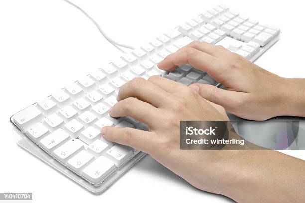 Foto de Escrevendo Em Um Teclado De Computador Branco e mais fotos de stock de Acessibilidade - Acessibilidade, Aprender, Atividade