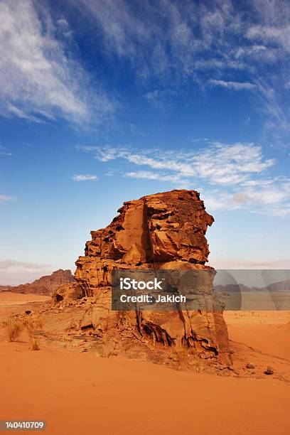 Photo libre de droit de En Jordanie Désert De Wadi Rum banque d'images et plus d'images libres de droit de Aride - Aride, Beauté, Bleu