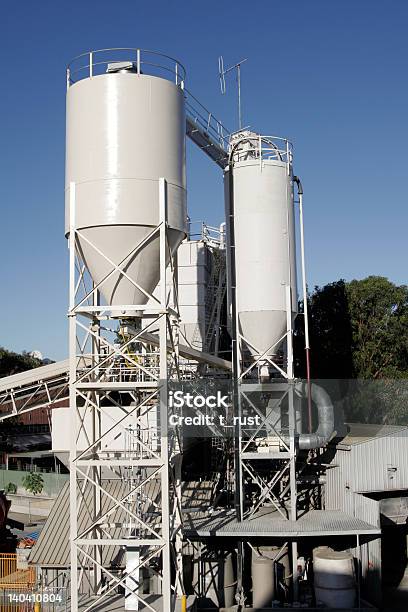 Industrial Silo Canotte - Fotografie stock e altre immagini di Ambientazione esterna - Ambientazione esterna, Blu, Calcestruzzo