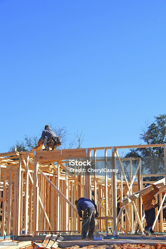 Trabalhadores de construção de edifício casa - Foto de stock de Acidentes e desastres royalty-free