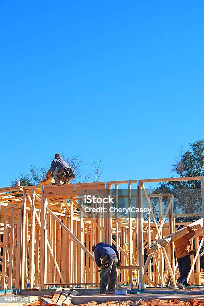 Foto de Trabalhadores De Construção De Edifício Casa e mais fotos de stock de Acidentes e desastres - Acidentes e desastres, Carpinteiro, Casa