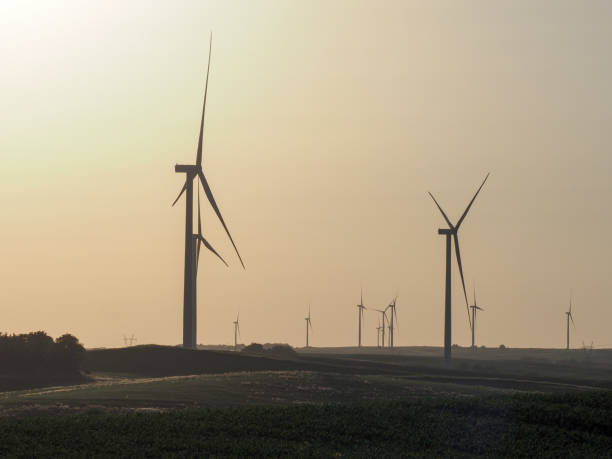 Turbinas eólicas no centro rural dos Estados Unidos - foto de acervo
