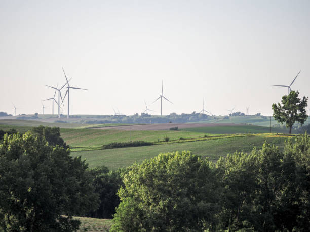 Turbinas eólicas no centro rural dos Estados Unidos - foto de acervo