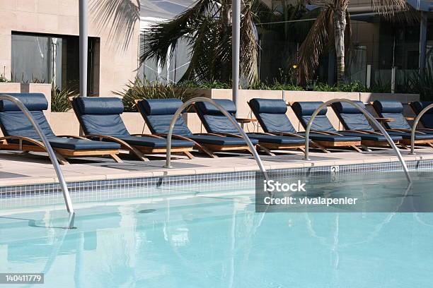 Lounge - Fotografie stock e altre immagini di Adagiarsi - Adagiarsi, Ambientazione esterna, Bordo piscina