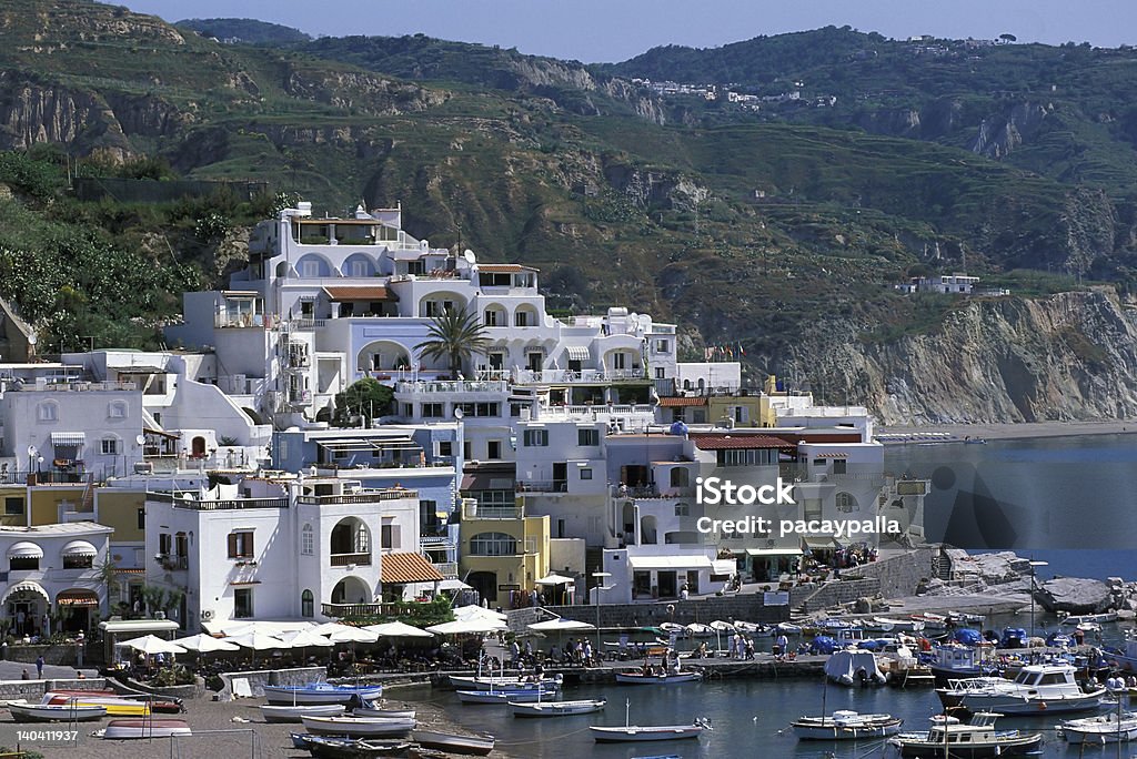 Villaggio di Sant Angelo nella costa meridionale di Ischia - Foto stock royalty-free di Ambientazione esterna