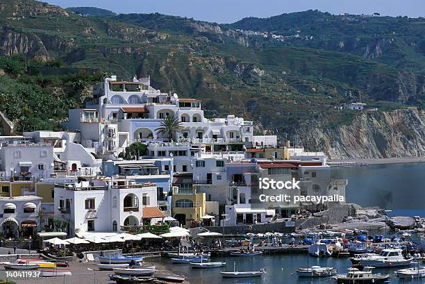 Villaggio Di Sant Angelo Nella Costa Meridionale Di Ischia - Fotografie stock e altre immagini di Ambientazione esterna