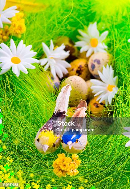 Foto de Ninho De Ovos E Pássaros Entre Flores e mais fotos de stock de Amarelo - Amarelo, Animal, Artesanato