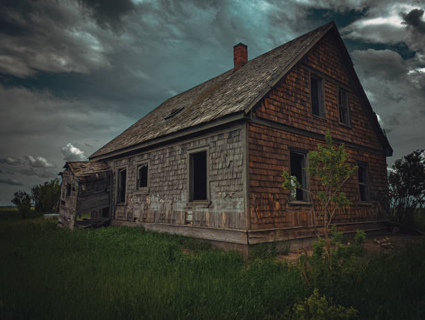 istock Side of abandoned house 1404122308