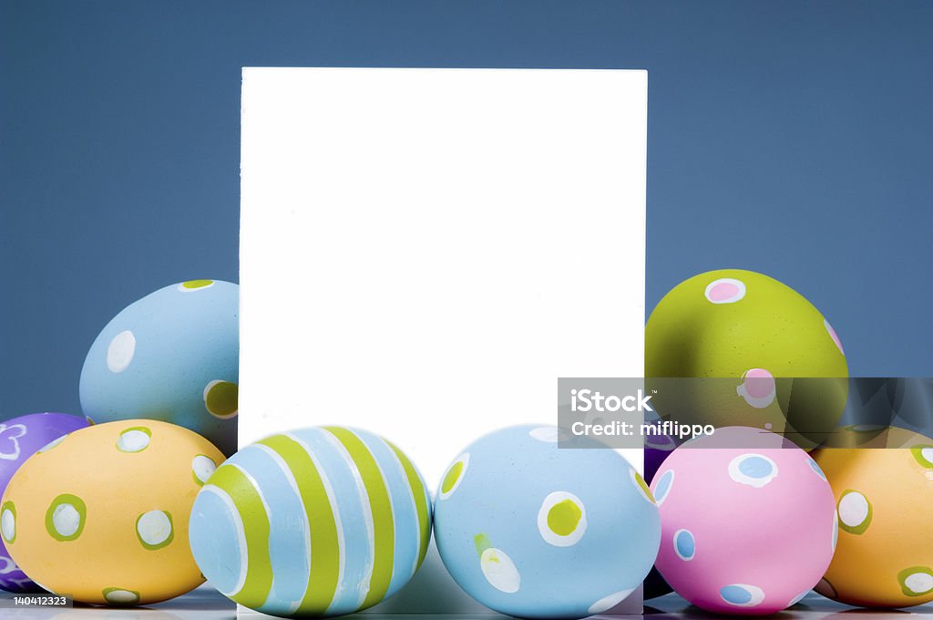 Brillantes colores de los huevos de Pascua notecard blanco, blanco - Foto de stock de Adorno libre de derechos