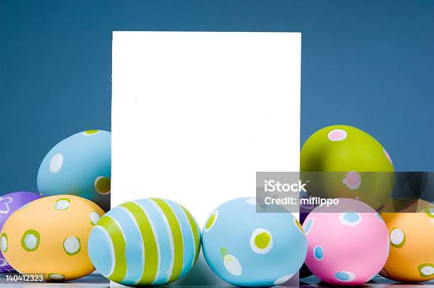 Ovos De Páscoa Coloridos Brilhantes Envolvendo Branco Em Branco Notecard - Fotografias de stock e mais imagens de Amarelo