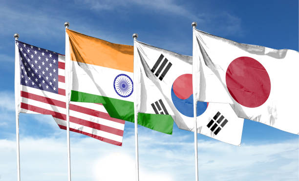 日本とアメリカは韓国とインドに青い空を旗で掲げています。青い空を振る - japanese military ストックフォトと画像