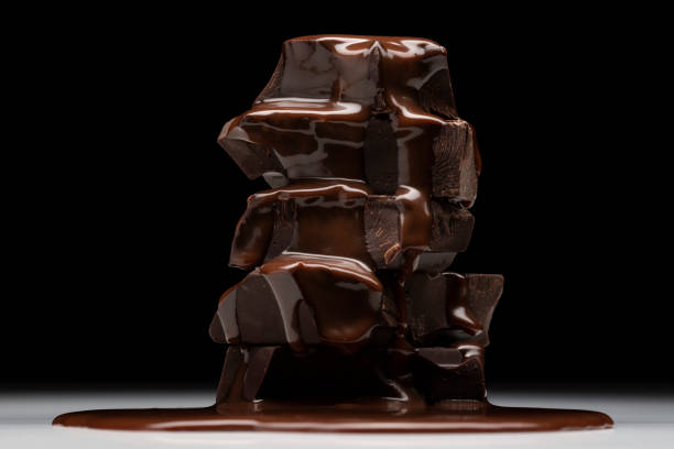 積み重ねたチョコレートに溶けたチョコレートを振りかける。