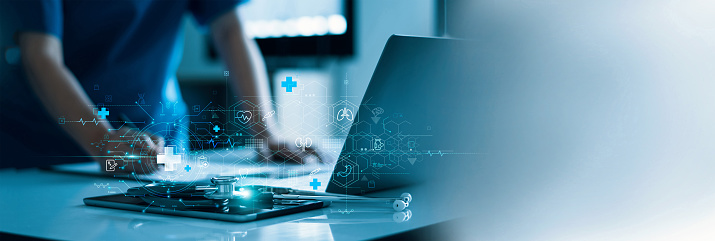 Médico escribiendo el registro médico electrónico del paciente en la computadora portátil. IA. Salud digital y conexión a la red en interfaz virtual holograma, tecnología médica y red social. photo