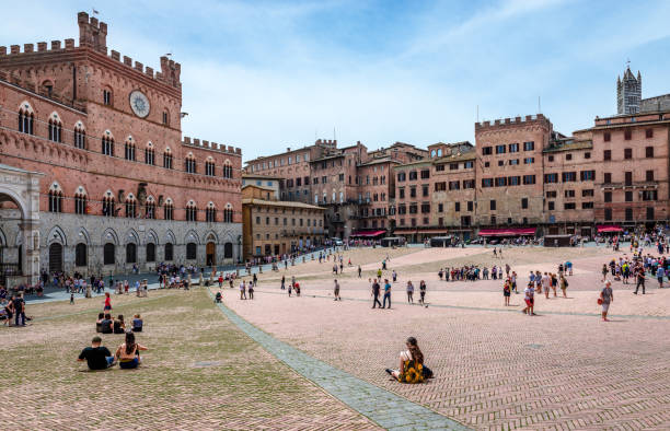 晴れた日のカンポ広場の眺め。シエナ, イタリア - palazzo pubblico ストックフォトと画像