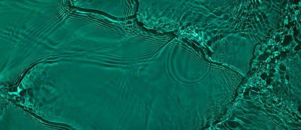 transparente verde escuro claro claro faixa de textura de superfície da água - turquoise blue spa treatment green - fotografias e filmes do acervo