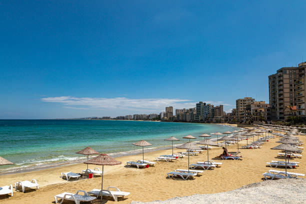 la spiaggia appena riaperta della città fantasma di varosha nel nord di cipro - hotel war foto e immagini stock