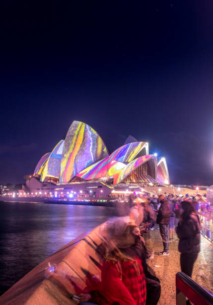 ビビッドシドニー 2022 - シドニーオペラハウス - aboriginal rock art ストックフォトと画像