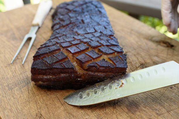 carne de churrasco defumada (barriga de porco). - smoked bacon - fotografias e filmes do acervo