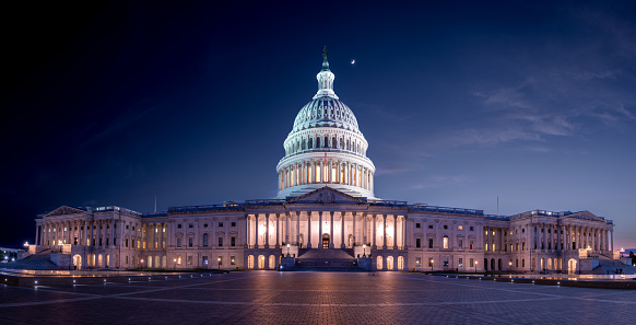 Imagen panorámica de ojo de pez del Capitolio y el Senado de los Estados Unidos con plaza vacía y media luna en lo alto del cielo photo