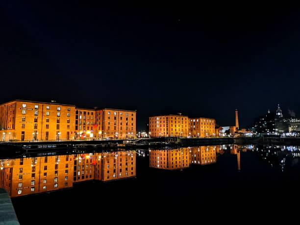 отражение в альберт-доке, ливерпуль - albert dock стоковые фото и изображения