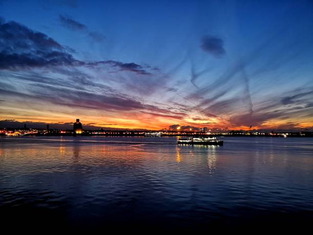 ferry a través del mersey - merseyside fotografías e imágenes de stock