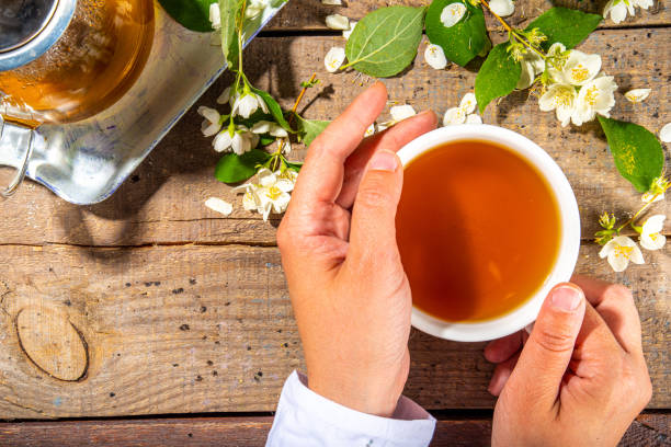 tè ai fiori di gelsomino alle erbe - aromatherapist foto e immagini stock