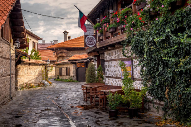 bansko, bulgaria strada della città vecchia vista autunnale - bansko foto e immagini stock