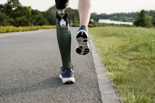 Sport man with prosthetic leg running training outdoor - Fitness and disability concept - Focus on prosthesis Sport man with prosthetic leg running training outdoor - Fitness and disability concept - Focus on prosthesis prosthetic equipment stock pictures, royalty-free photos & images
