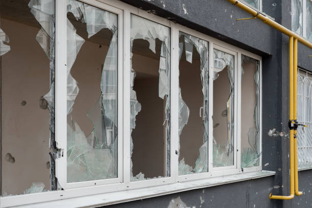 余波は、建物の窓を粉砕ガラスの損傷は、破壊ウクライナ戦争ロシア民間人の砲弾を撃つ爆撃。割れた窓ガラス切れ。破壊された建物の壊れたフレームウィンドウプラスチック - shattered glass glass breaking destruction ストックフォトと画像