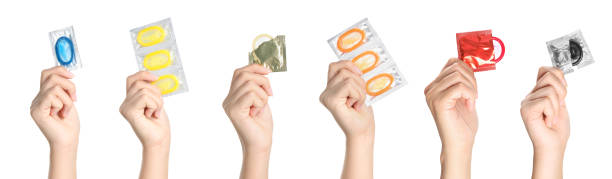 흰색 배경에 콘돔을 들고 여성의 사진과 콜라주, 클로즈업. 배너 디자인 - condom sex sexually transmitted disease aids 뉴스 사진 이미지