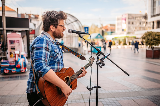 Guitarrista en una plaza de la ciudad photo