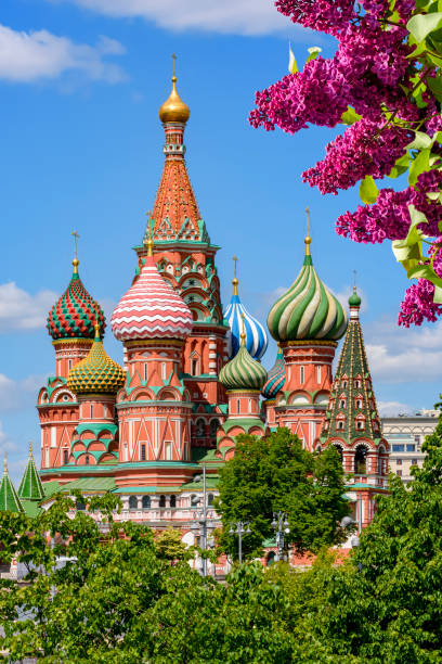 catedral de vasily, a santíssima (catedral de são basílio) na praça vermelha, moscou, rússia - catedral de são basílio - fotografias e filmes do acervo