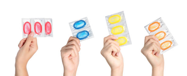 흰색 배경에 콘돔을 들고 여성의 사진과 콜라주, 클로즈업. 배너 디자인 - condom sex education contraceptive aids 뉴스 사진 이미지