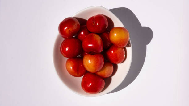 незрелая вишня в белой миске - organic dried fruit berry fruit dried food стоковые фото и изображения