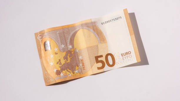оборотная сторона купюры в пятьдесят евро на белом фоне - 50 euro cent стоковые фото и изображения