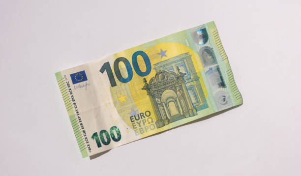 dritto di una banconota da cento euro su sfondo bianco - one hundred euro banknote foto e immagini stock