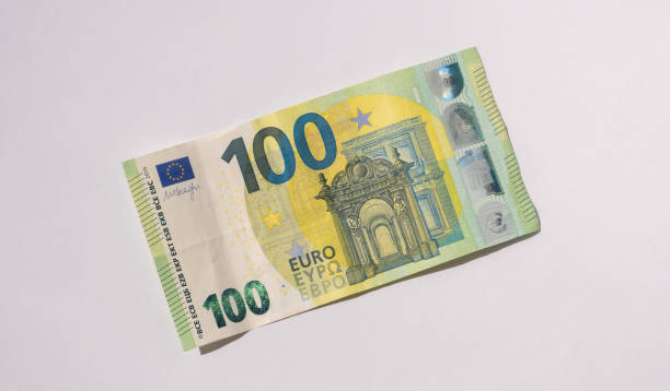obverso de uma nota de cem euros em um fundo branco - one hundred euro banknote - fotografias e filmes do acervo