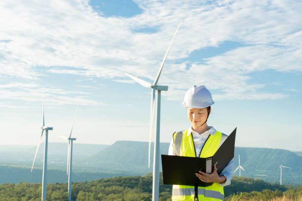 ingenieurin bei der arbeit und durchführung des berichts in der windkraftanlage power generator station auf berg, thailand menschen - factory green industry landscape stock-fotos und bilder