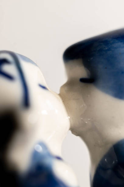 istock macro  delft blue kissing couple souvenir 1404219911