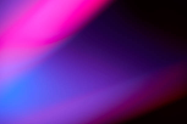 абстрактный расфокусированный цветовой градиент объектива на черном фоне - lighting equipment neon light light abstract стоковые фото и изображения