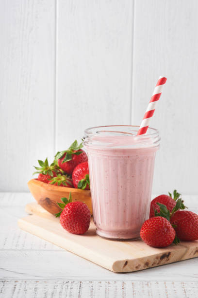 strawberry smoothie. vegan smoothie or milkshake from strawberry, banana and mint on white wooden table background. clean eating, alkaline diet. top view. mock up. - vitality food food and drink berry fruit imagens e fotografias de stock